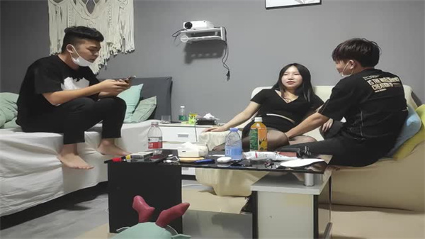 网约极品嫩模！粉嫩巨乳蜜桃翘臀被兄弟轮番狂干，女上位浪叫榨干淫水高潮