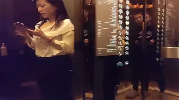 小秋探花：22岁极品嫩妹酒店私密约会，被猛男狂操喷水内射，娇吟沦陷！